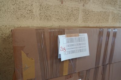 une pile de boîtes emballées dans du plastique