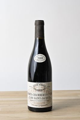 une bouteille de vin posée sur une table