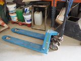 une photo d'un garage avec des outils par terre