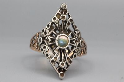 Bague navette en or et argent ornée d’une nacre.