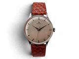 une image d'une montre-bracelet avec un bracelet en cuir marron