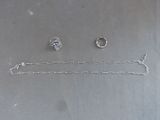 une photo d'un collier, d'une bague et d'une boucle d'oreille posés sur une table