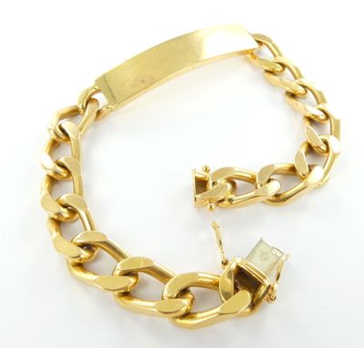 un gros plan d'un bracelet en or muni d'un fermoir