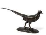 une photo d'une statue en bronze représentant un faisan posée sur un socle