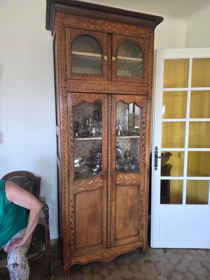 Armoire transformée en vitrine en noyer à décor de rubans ma…