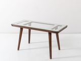 une photo d'une table basse avec un plateau en verre et des pieds en bois