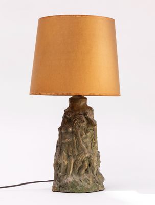 une lampe posée sur une table et munie d'un abat-jour