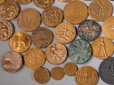 a lot of coins that are laying on a table