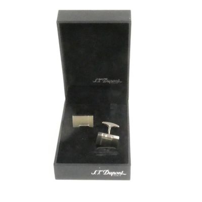 une paire de boutons de manchette dans un coffret noir sur fond blanc