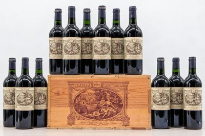 six bouteilles de vin rouge dans un coffret en bois sur une table