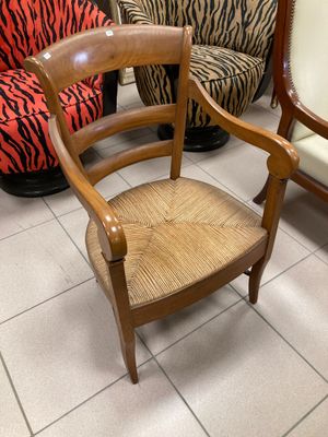 une chaise et une autre chaise qui se trouvent dans une pièce