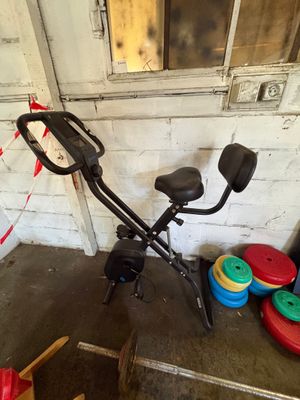 une photo d'un vélo d'appartement dans un garage