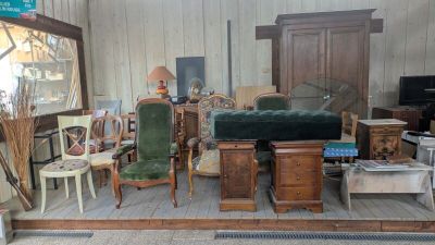 une pièce contenant beaucoup de meubles