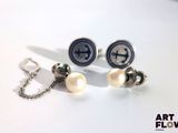 une paire de boucles d'oreilles et une chaîne posées sur une table