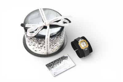 MAUBOUSSIN. Montre de dame en acier à lunette et cadran nacr…