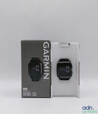 une boîte avec une montre à l'intérieur et une boîte avec une montre à l'intérieur