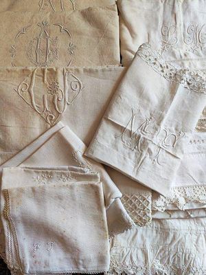 beaucoup de nappes blanches sur une table