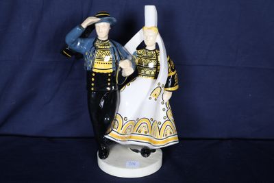 une figurine représentant un homme et une femme en tenue militaire