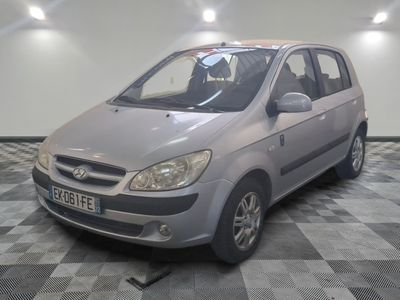 la photo d'une voiture argentée garée dans un garage