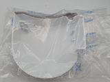 un sac en plastique sur lequel est représenté un masque blanc