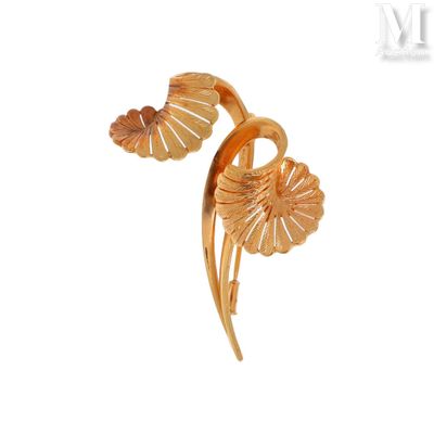 une image montrant un gros plan d'une broche ornée de feuilles