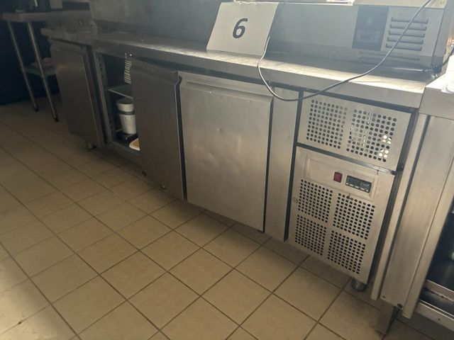 Tour réfrigéré tour inox quatre portes groupe logé. 1 porte à ref...