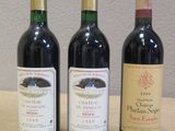 trois bouteilles de vin posées sur une table, l'une à côté de l'autre