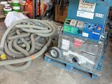 une machine posée par terre à côté d'un tas d'ordures