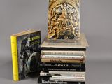 plusieurs livres sont empilés sur une table