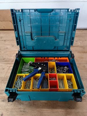 une boîte à outils bleue contenant de nombreux outils différents