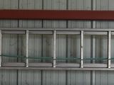 un oiseau dans une cage suspendue au plafond