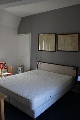 un lit situé au milieu d'une pièce
