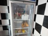 un réfrigérateur contenant beaucoup de nourriture