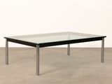 une image d'une table en verre avec des pieds en métal et un plateau en verre