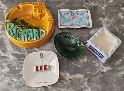 un grand nombre d'objets posés sur une table
