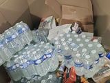 une boîte en carton remplie de bouteilles d'eau et d'autres objets