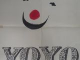 une affiche blanche sur laquelle figurent un nez rouge et un sourire