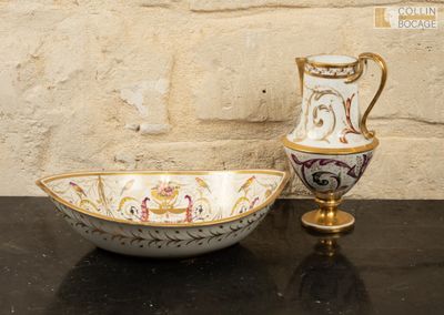deux vases et un bol posés sur une table
