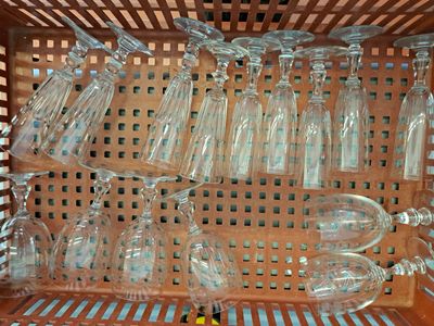 de nombreux verres à vin vides dans une caisse en bois