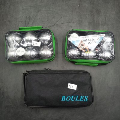 deux sacs de balles de golf et un sac de balles de golf posés sur une table