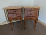 deux tables de chevet avec des plateaux en marbre dans une chambre
