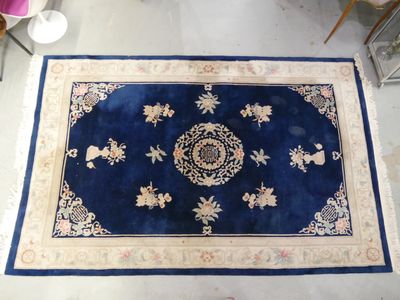 un tapis bleu posé au sol dans une pièce