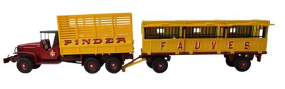 un camion rouge auquel est attelée une remorque jaune