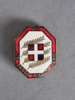 une image représentant un insigne rouge et blanc orné d'une croix