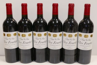 six bouteilles de vin rouge sont alignées sur une table