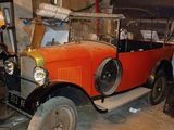 une vieille voiture qui prend la poussière dans un garage