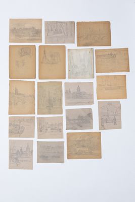 plusieurs morceaux de vieux papier sont disposés sur une surface blanche
