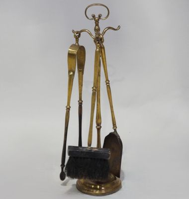 une image représentant un ensemble de trois outils métalliques posés sur une table