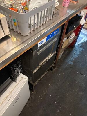 une photo d'un plan de travail de cuisine avec un lave-vaisselle et un lave-vaisselle