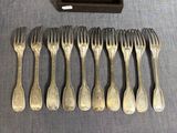 beaucoup de fourchettes et de cuillères sur la table